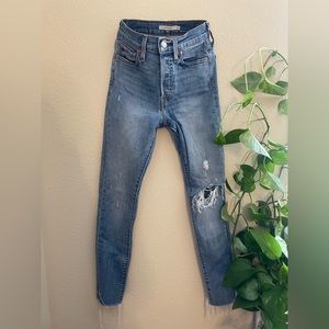 Levi Skinny Wedgie Size 24 Jeans! Light Wash Distressed